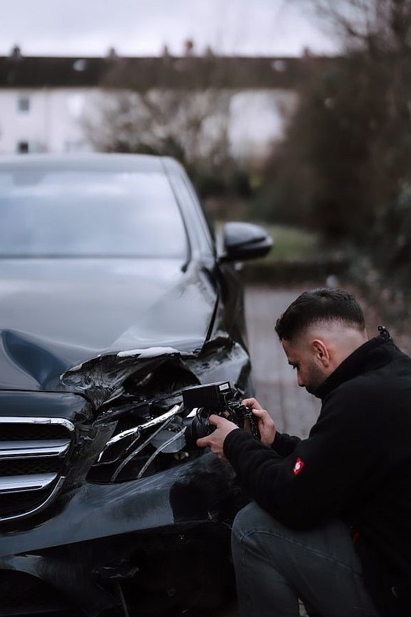 Wertschätzer Gutachten: Begutachtung an einem Fahrzeug